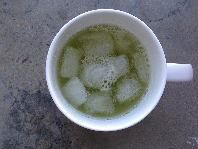Iced-tencha-tea-brewed-from-the-leaves-used-to-make-powdered-matcha