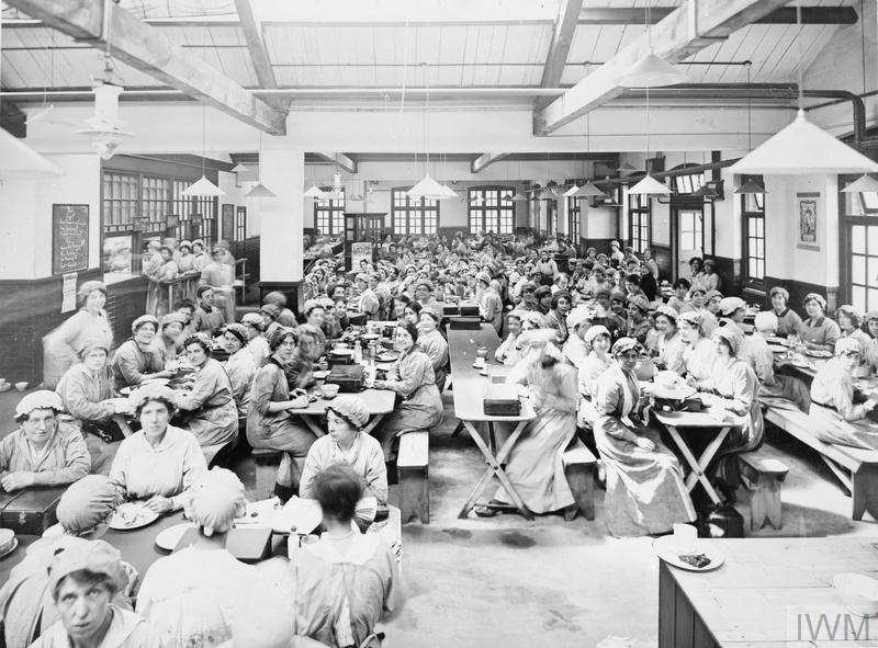 Workers-taking-a-tea-break-during-the-First-World-War