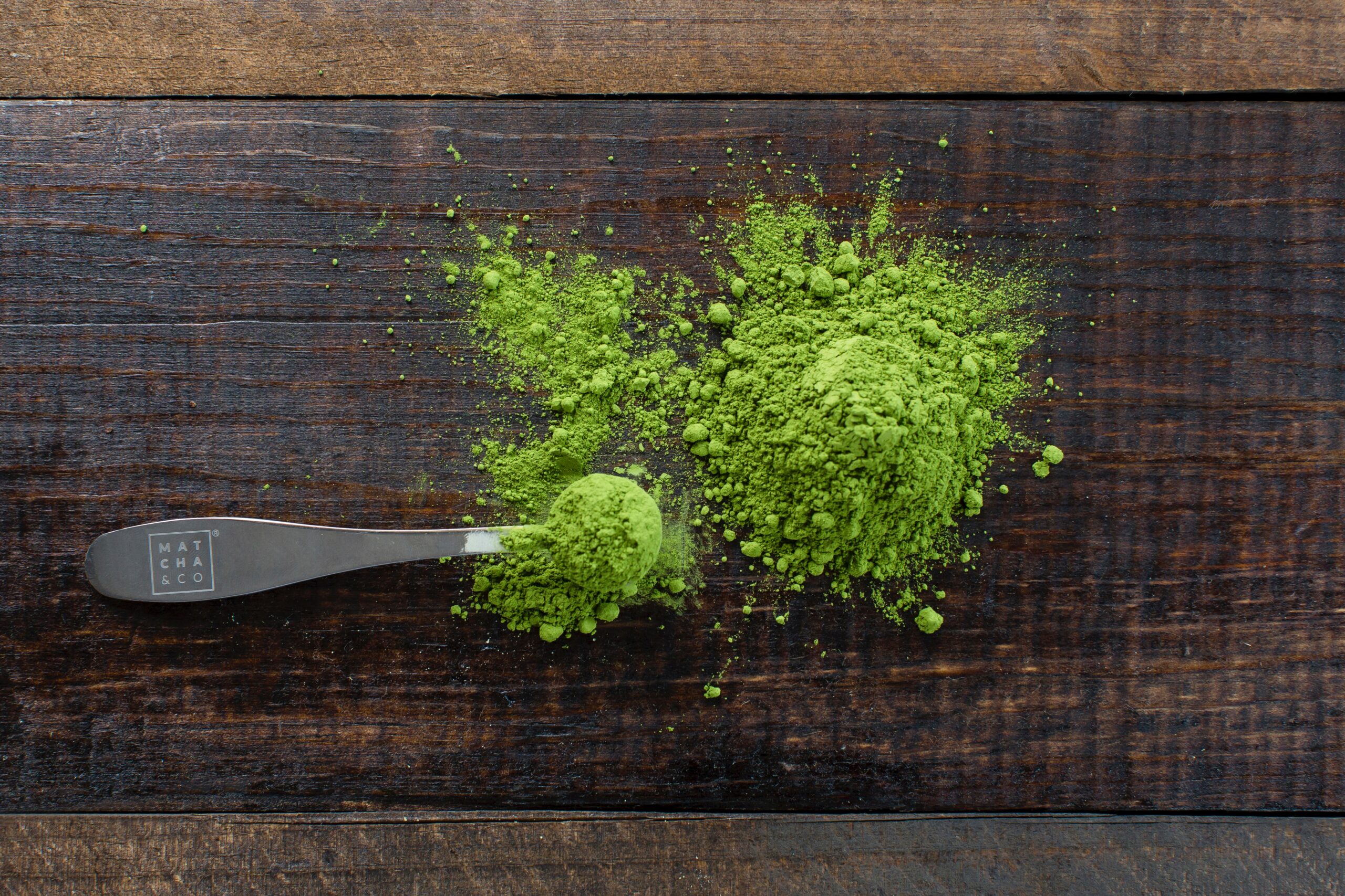 green-powder-herbs-near-the-scoop